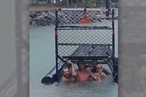 玩大冒險？澳洲四名男子闖入「捕鱷籠」開心合照...市長怒罵：「真是世紀白癡！」