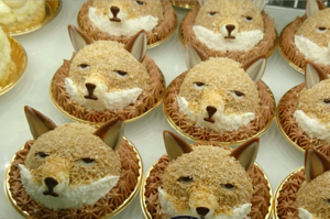 店家有賣動物造型的蛋糕，細看「狐狸的眼神」....「超厭世蛋糕」真的神還原本尊的表情阿！