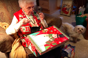 老奶奶一直想要養隻貓...當她收到這個「最棒的聖誕禮物」時，反應真的讓人超感動！