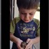 不想和好朋友分開，小男孩捧著小青蛙道別的模樣...真的讓人太感動了！(影片)