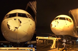 撞到超人？飛機空中撞擊不明物體，降落後發現機鼻凹了超大一個洞...