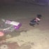 半夜路上一隻狗狗呆坐似在等待，身後的東西和袋子上「紙條的內容」，真是無恥又可笑！