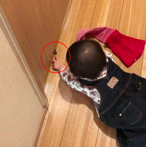 妹妹發現門下面有隻小手 一按下去才發現 這雙小手真的太可