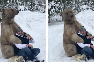 看到有人在雪地裡跟大泰迪熊「熊抱」！仔細一看全嚇傻...戰鬥民族真的太狂啦！