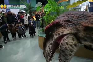 帶小孩到博物館看恐龍展，突然有隻真的動了起來...小孩的反應真的讓父母樂壞了XD