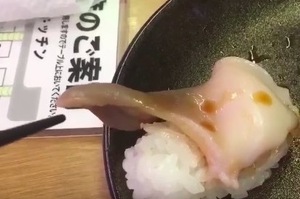 正要吃新鮮生魚片，萬萬沒想到壽司突然「轉守為攻」主動挑逗筷子！