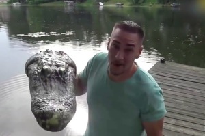 男子想用遙控鱷魚嚇人，結果有人被嚇到直接叫來了警察