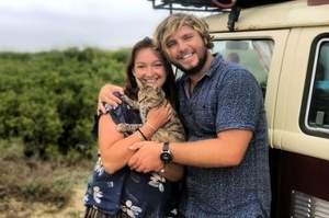 英國年輕情侶踏上北美公路之旅，被困於墨西哥兩年不離開只因「不肯與收養的流浪貓分離」