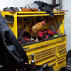 修車廠靠著一隻「鐵公雞」新員工搖身一變，成為網紅修車廠！