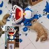 「一家不容二貓」泰國店員7天拼出2432塊哆啦A夢樂高模型，卻被無情貓主子瞬間摧毀