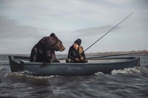 沒有最狂只有更狂！俄羅斯美眉平時帶出門遛彎釣魚的寵物竟然是「大棕熊」！不愧是戰鬥民族！