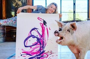 豬界畢卡索！小豬逃過宰殺命運，展開「藝術之旅」繪畫天分獲藝術家讚揚