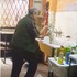 全世界最甜蜜的美容師！男子被拍到與客戶的愛犬邊洗澡邊跳舞，只為了能夠讓狗狗放鬆快樂！
