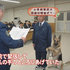 上台領獎好緊張！警犬英勇破案，接受表揚時卻緊張抓住警官的小手，真是萌度爆表！