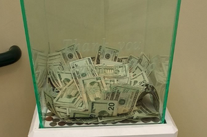 捐款箱突然變小了！匿名人士默默投入一大把鈔票，加起來總共8000美金！