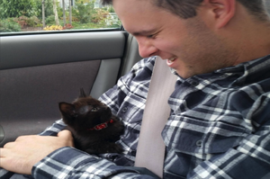 貓咪自己選定奴才，奴才上車後抱著主人露出陽光笑容：「我知道牠會愛我一輩子」