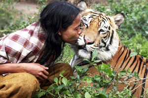 老虎與這個人成為閨蜜，背後的原因讓所有人看了全被感動！！