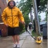 才上傳與狗狗一起穿雨衣的圖，臘腸就被修成「飄浮大師」...真的超爆笑！
