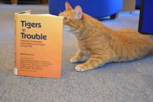 「我們喵星人和那種汪汪叫的生物比起來高貴多了！」這隻貓貓愛看書到被劍橋大學收編！這所學校的學生都因為他成績變好了！（附影片）