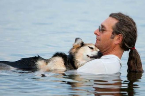 「現在換我報答你了」男子甘願每日浸泡湖水中，只求愛犬能夠安穩入眠