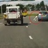 驚悚時刻：狗狗伸頭出車窗吹風，不料被甩出窗外狗繩勒脖半空拖行險遭撞！