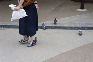人們看到有人踩著一對鴿子在街上散步嚇一跳，仔細一看才發現是高跟鞋！（附製作過程）