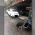 可憐狗狗被飼主綁在室外淋雨「至少15分鐘」，飼主被質問還反嗆「故意給他沖澡的有什麼問題嗎」（影片）