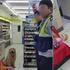 警察接到通報說便利商店被搶劫，到了現場後決定不能抓：「太可愛了，下不了手」