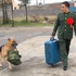 軍犬看著主人退伍時假裝鎮定幫忙拿行李，結果最後卻還是忍不住「拼了命的挽留他」(影片)