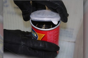 包裹裡裝滿「洋芋片」罐，海關扣留以為是一般的毒品走私...打開差點被嚇死！！！