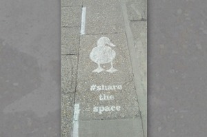 走在路上看見地上畫著可愛鴨鴨標誌...抬頭一看才發現這個設計有多讚！！