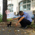 接獲民眾通報「惡犬擾民」，警察緊急趕到現場...竟馬上「蹲下投降」！